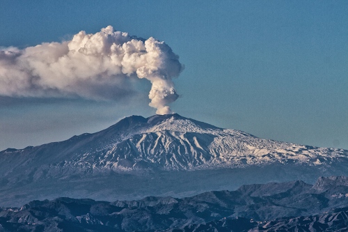 Immagine con vulcano, fumo, montagna, cielo, bianco, eruzione, neve, azzurro, etna, panorama, monte, rocce, pennacchio, paesaggio, sicilia