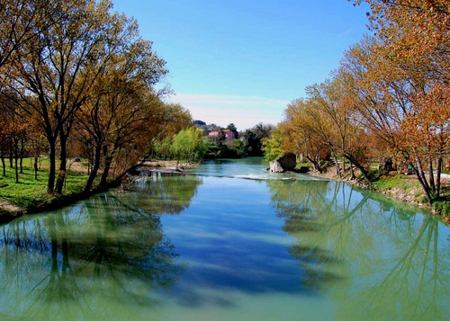 Immagine con fiume, alberi, acqua, autunno, riflessi, ombre, corso, azzurro, cielo