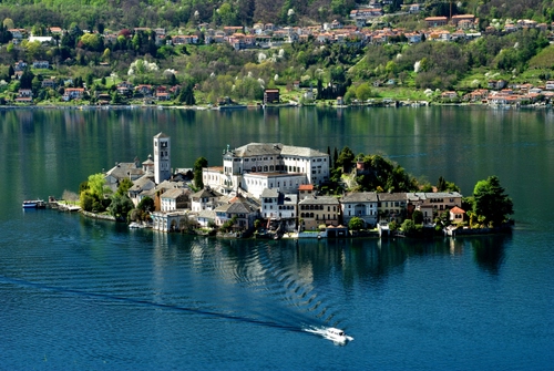 Immagine con isola, lago, acqua, borgo, barca, campanile, alberi, battello, case