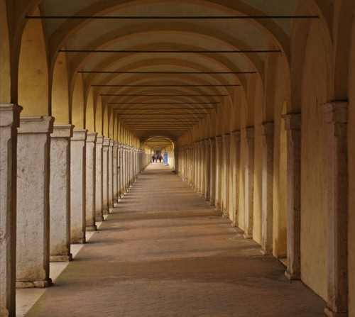 Immagine con colonne, portico, archi, prospettiva, portici, ombre, persone, giallo, tiranti