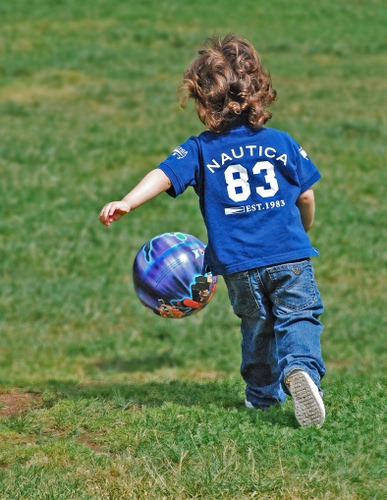 Immagine con prato, bambino, pallone, palla, calcio, blu, sport, bimbo, gioco