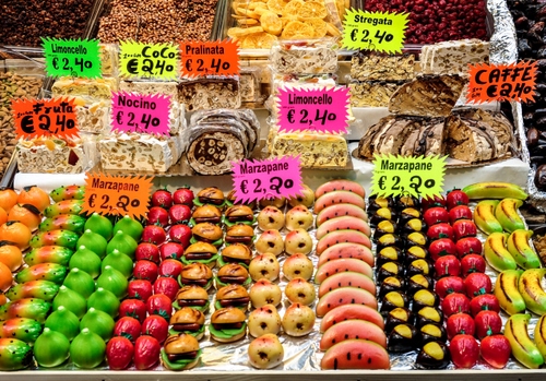 Immagine con dolci, colori, frutta, esposizione, marzapane, prezzi, rosso, numeri, torroni, verde, cibo, cartellini