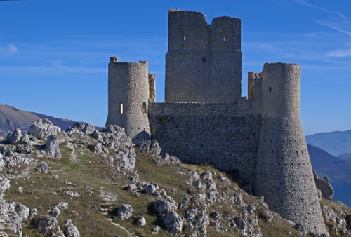Immagine con castello, rocce, cielo, torre, torri, rocca, montagna, ruderi, calascio