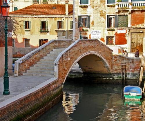 Immagine con ponte, barca, lampione, canale, acqua, venezia, scale, gradini