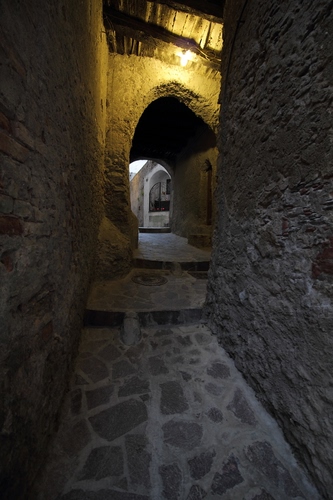 Immagine con vicolo, arco, luce, muri, gradini, lampione