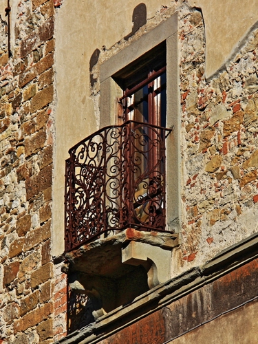 Immagine con balcone, ringhiera, finestra, ferro, mattoni, muro, ruggine
