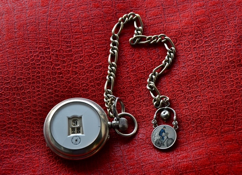 Immagine con orologio, rosso, catena, cipolla, ciondolo, metallo, pelle