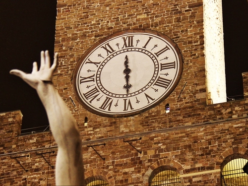 Immagine con orologio, lancette, mano, braccio, numeri, statua, torre, ore