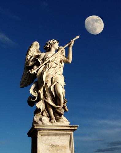 Immagine con angelo, luna, statua, ali, cielo, lancia, azzurro, blu, freccia, nuvole, tunica, marmo, bianco, piede, mani, piedistallo