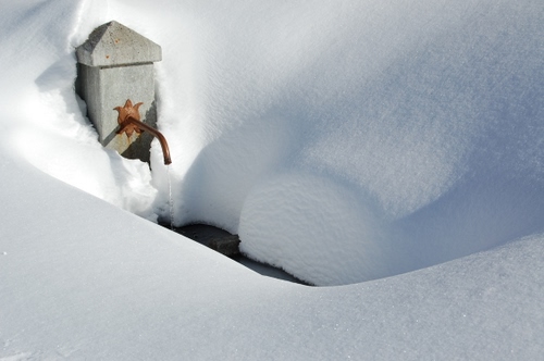 Immagine con neve, acqua, fontana, bianco, inverno, rubinetto