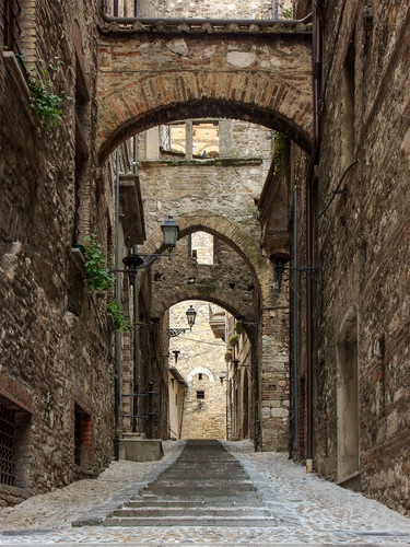Immagine con vicolo, archi, salita