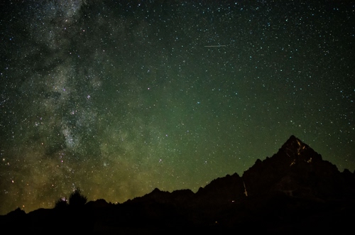 Immagine con stelle, notte, cielo, montagna, montagne, controluce, notturno