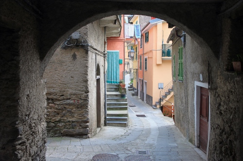 Immagine con vicolo, arco, scale, porte, porta, strada, scala, tenda