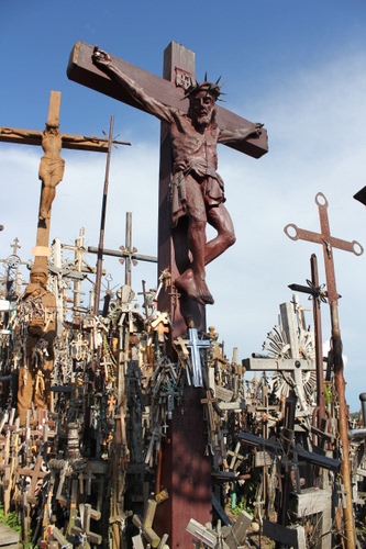 Immagine con croci, crocifisso, legno, cielo, croce, cristo, ferro, religione, cimitero, spine, gesù, nuvole