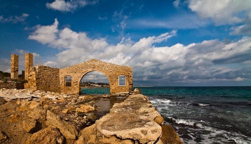 Immagine con mare, nuvole, ruderi, arco, rovine, scogli, acqua, paesaggio, cielo, finestre, costa