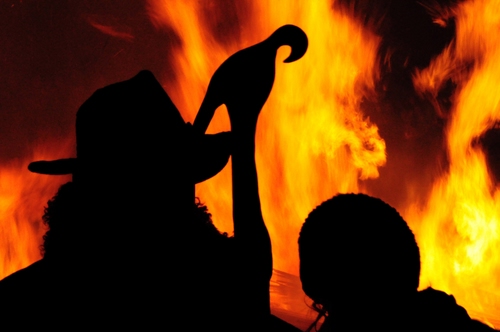 Immagine con fuoco, cappello, fiamme, silhouette, nero, ombre, persone, teste, arancione, rosso, notturno