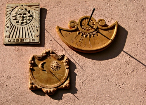 Immagine con sole, meridiane, muro, luna, numeri, tre, ombre, ombra, tempo, parete, romani, rosa