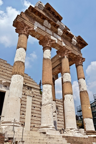 Immagine con colonne, cielo, ruderi, nuvole, capitelli, bianco, marrone, foro, rudere, tempio, rovine