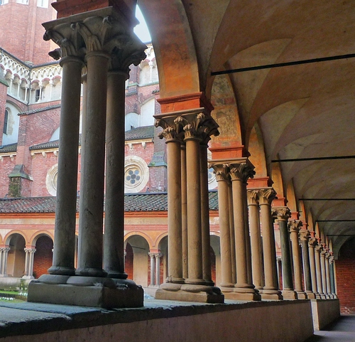 Immagine con colonne, portico, archi, chiostro, capitelli, prospettiva, porticato, convento, chiesa, cortile