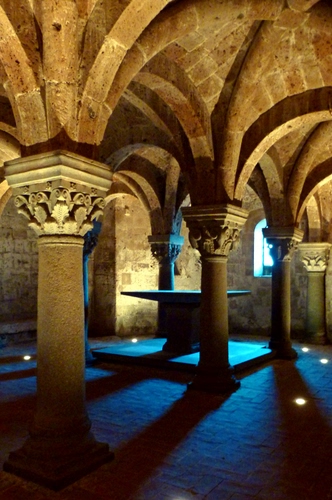 Immagine con colonne, archi, capitelli, ombre, luci, cripta, finestra, chiesa, interno, altare