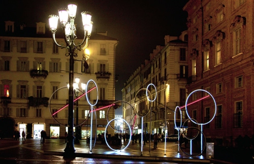 Immagine con piazza, cerchi, palazzi, lampione, luci, lampioni, notte, notturno