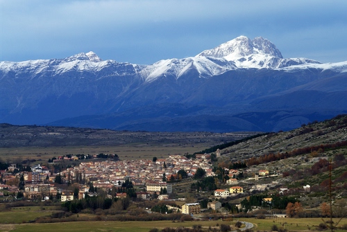 Immagine con panorama, montagne, paese, neve, case, valle, paesaggio