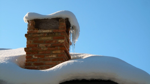 Immagine con neve, cielo, comignolo, inverno, bianco, ghiaccio, mattoni, camino, ghiaccioli