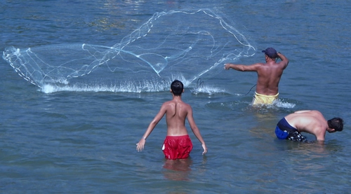 Immagine con mare, tre, rete, acqua, uomini, pescatori, reti, pescare, pescatore, costumi