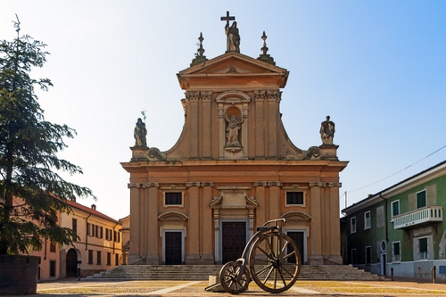 Immagine con chiesa, bicicletta, statue, croce, piazza, ruote, albero, facciata