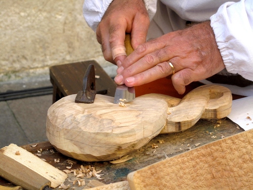 Immagine con legno, mani, artigiano, scalpello, anello, artigianato, trucioli, fede, cerotto, intagliatore, dita