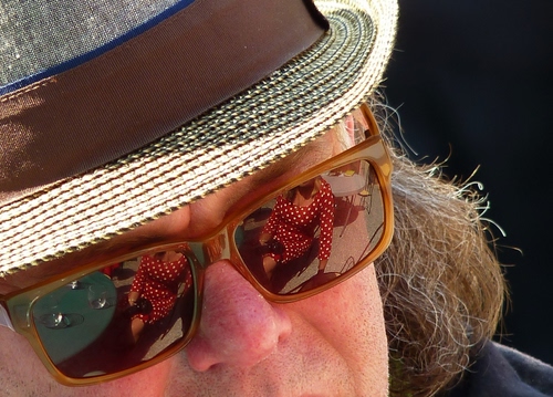 Immagine con cappello, occhiali, riflesso, donna, naso, capelli, nastro
