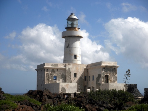 Immagine con faro, nuvole, cielo, mare, bianco, lanterna, rocce, verde, finestre, rudere, azzurro, torre, piante