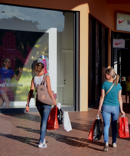 Immagine con donne, vetrina, due, borse, buste, shopping, sacchetti, spesa, ragazze, vetrine, passanti, riflesso, bionde