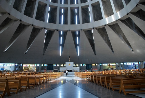 Immagine con chiesa, altare, croce, banchi, interno, panche, persone, panchine, crocifisso, cupola