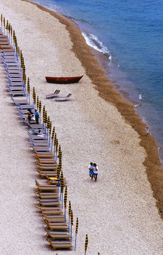 Immagine con mare, spiaggia, ombrelloni, barca, lettini, sdraio, sdraie, sabbia