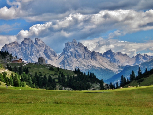 Immagine con nuvole, alberi, cielo, prato, verde, montagna, montagne, rifugio, cime, casa, erba, pascolo, rocce, case, panorama, paesaggio, pini, prati, abeti, baita, sentiero, monti