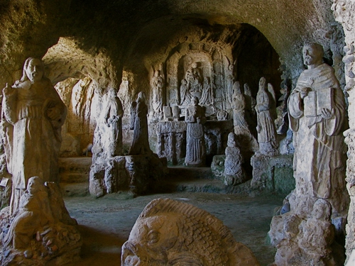 Immagine con statue, grotta, sculture, altare, santi, pesce, museo, archi, marmo, pietra, rocce, cripta, roccia, religione, grotte