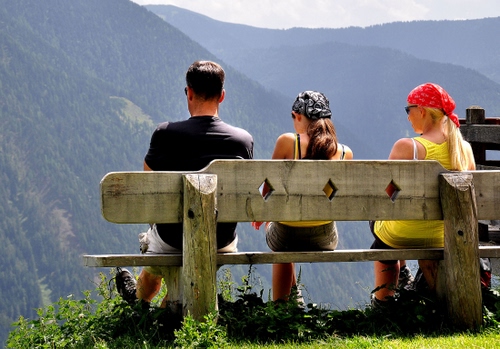 Immagine con montagna, tre, panchina, legno, persone, erba, uomo, verde, donne, giallo, rosso, seduti, bandana, vista