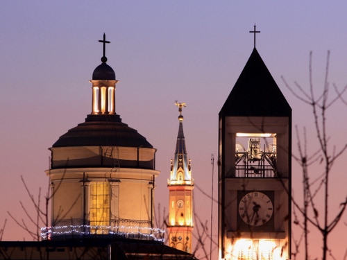 Immagine con croci, orologio, campanili, tre, luci, chiesa, rami, cupola, tramonto, torri
