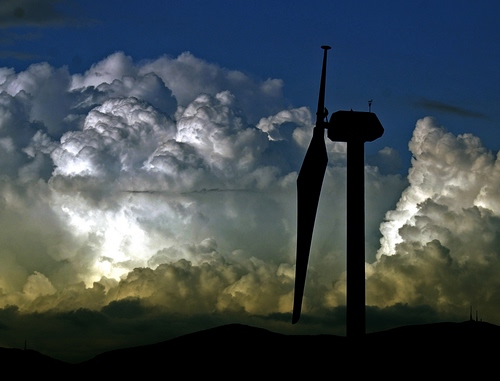 Immagine con nuvole, cielo, eolico, bianco, pale, pala, azzurro, nero, colline, controluce, energia, elica, grigio, nuvola, vento
