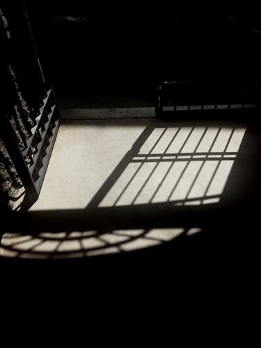 Immagine con cancello, ombra, nero, ferro, bianconero, porta, grata, luce, buio