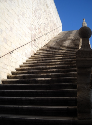 Immagine con scala, gradini, corrimano, muro, scalini, ombra, scalinata, cielo