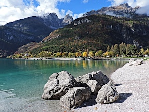 alberi, lago, cielo, spiaggia, montagne, massi, nuvole, verde, acqua, sassi, rocce, riflessi, pietre, azzurro, cime, bosco, mare, monti, montagna