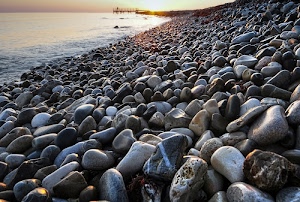 mare, sassi, tramonto, acqua, sole, pietre, pontile, spiaggia, ciottoli, alba, orizzonte, onde, grigio, cielo