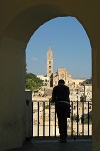 chiesa, campanile, arco, affaccio, azzurro, cielo, ringhiera, uomo, persona, balcone, case, controluce, alberi, rosone, ferro, finestra, finestre, panorama, uno